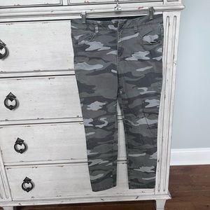 Cute camo pants, forgiving waistband